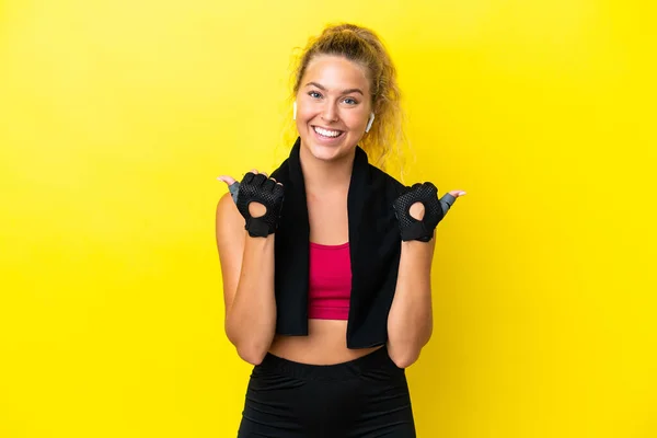 Sport Vrouw Met Handdoek Geïsoleerd Gele Achtergrond Met Duimen Omhoog — Stockfoto
