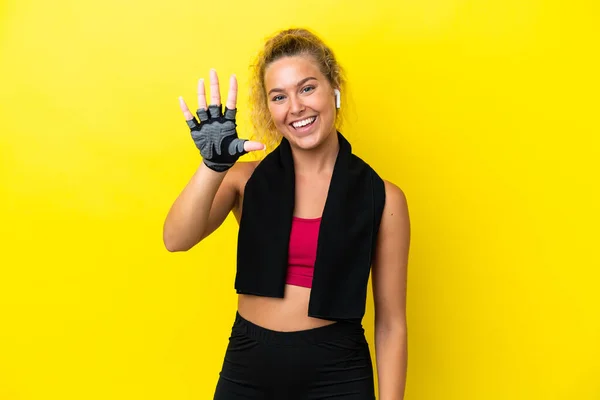 Αθλητική Γυναίκα Πετσέτα Απομονώνονται Κίτρινο Φόντο Μετρώντας Πέντε Δάχτυλα — Φωτογραφία Αρχείου