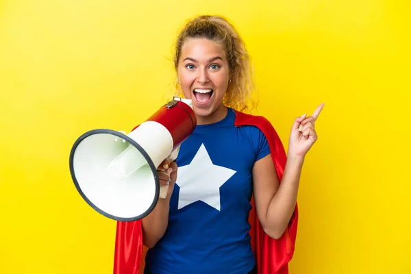 Super Hero Vrouw Geïsoleerd Gele Achtergrond Schreeuwen Door Een Megafoon — Stockfoto