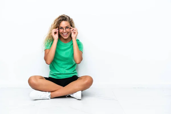 Chica Con Pelo Rizado Sentado Suelo Con Gafas Sorprendido — Foto de Stock