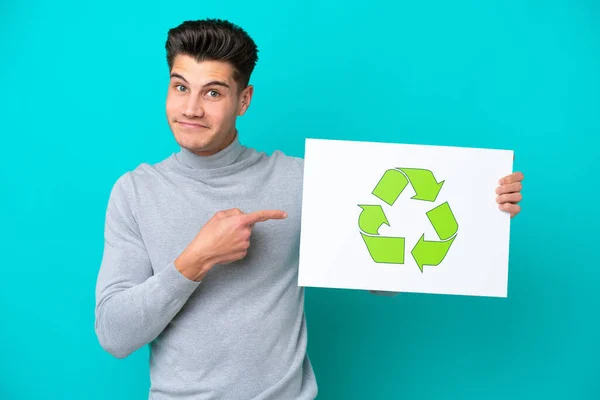 Ung Stilig Kaukasisk Man Isolerad Blå Bakgård Håller Ett Plakat — Stockfoto