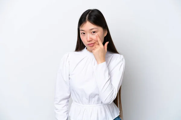 Joven Mujer China Aislada Sobre Fondo Blanco Mostrando Algo —  Fotos de Stock
