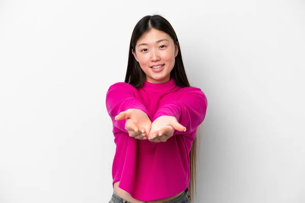 Beyaz Arka Planda Izole Edilmiş Genç Çinli Bir Kadın Bir — Stok fotoğraf