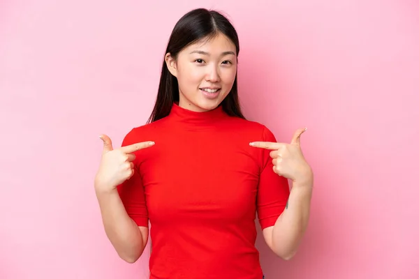 Junge Chinesin Isoliert Auf Rosa Hintergrund Stolz Und Selbstzufrieden — Stockfoto