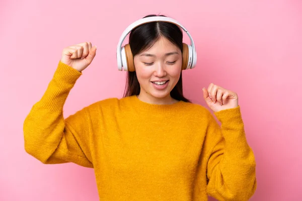 Joven Mujer China Aislada Sobre Fondo Rosa Escuchando Música Bailando — Foto de Stock