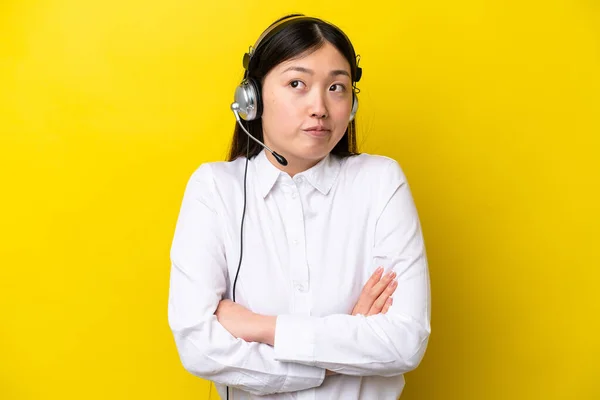 Telemarketer Chinese Woman Working Headset Isolated Yellow Background Making Doubts — Stockfoto