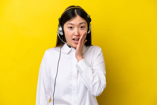Telemarketer Κινέζα Γυναίκα Που Εργάζονται Ακουστικά Που Απομονώνονται Κίτρινο Φόντο — Φωτογραφία Αρχείου