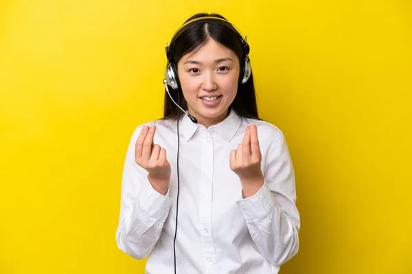 Telemarketer Κινεζική Γυναίκα Που Εργάζονται Ένα Ακουστικό Απομονώνονται Κίτρινο Φόντο — Φωτογραφία Αρχείου