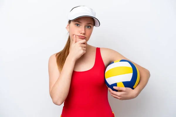 Joven Mujer Caucásica Jugando Voleibol Aislado Sobre Fondo Blanco Pensando —  Fotos de Stock