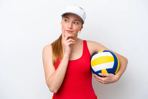 Junge Kaukasische Frau Spielt Auf Weißem Hintergrund Isoliert Volleyball Und — Stockfoto
