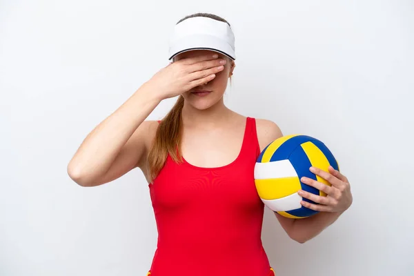 Junge Kaukasische Frau Die Isoliert Auf Weißem Hintergrund Volleyball Spielt — Stockfoto