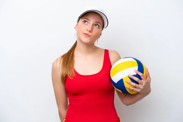 Joven Mujer Caucásica Jugando Voleibol Aislado Sobre Fondo Blanco Mirando —  Fotos de Stock