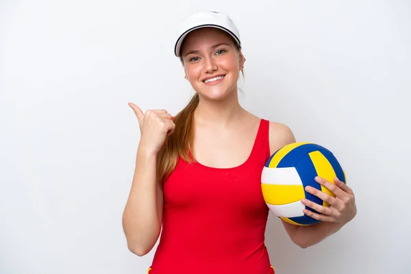 Молода Біла Жінка Грає Волейбол Ізольовано Білому Тлі Вказуючи Бік — стокове фото