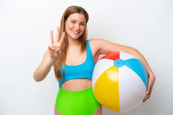 Νεαρή Γυναίκα Κρατώντας Μπάλα Στην Παραλία Διακοπές Απομονωμένη Λευκό Φόντο — Φωτογραφία Αρχείου