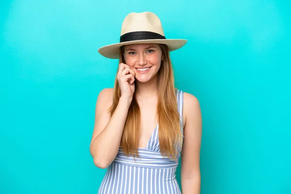 Mavi Arka Planda Izole Edilmiş Genç Bir Kadın Yaz Tatillerinde — Stok fotoğraf