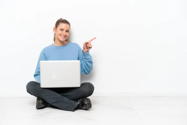 Giovane Donna Con Computer Portatile Seduto Sul Pavimento Che Punta — Foto Stock