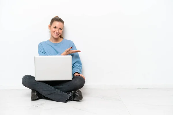 Junge Frau Mit Laptop Sitzt Auf Dem Boden Und Präsentiert — Stockfoto