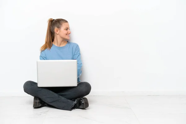 Junge Frau Mit Laptop Sitzt Seitlich Auf Dem Boden — Stockfoto