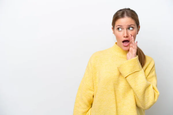 Jonge Kaukasische Vrouw Geïsoleerd Witte Achtergrond Fluisteren Iets Met Verrassing — Stockfoto