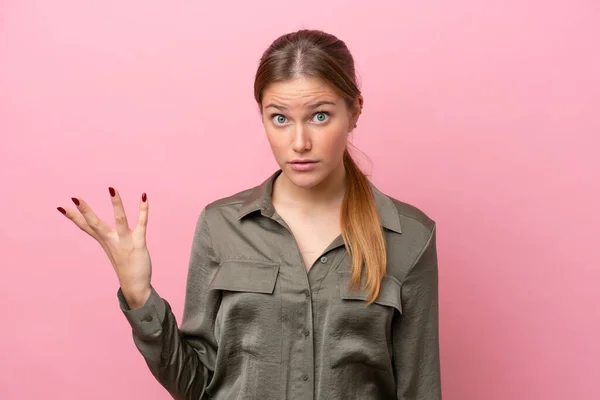 Νεαρή Καυκάσια Γυναίκα Απομονωμένη Ροζ Φόντο Κάνοντας Χειρονομία Αμφιβολιών — Φωτογραφία Αρχείου