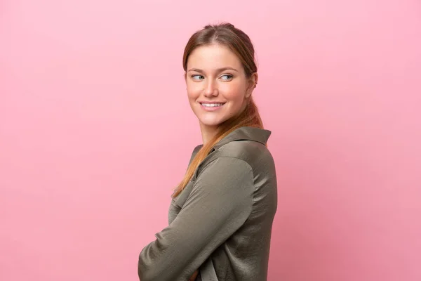 Young Caucasian Woman Isolated Pink Background Arms Crossed Happy — Stock Photo, Image