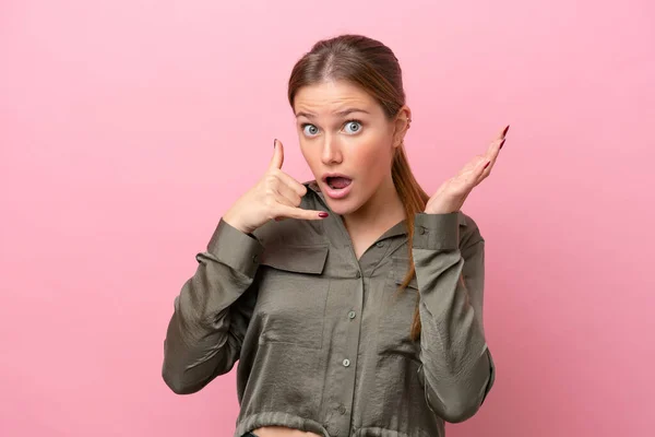 Jonge Blanke Vrouw Geïsoleerd Roze Achtergrond Maken Telefoon Gebaar Twijfelen — Stockfoto