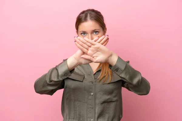 Joven Mujer Caucásica Aislada Sobre Fondo Rosa Haciendo Stop Gesture — Foto de Stock