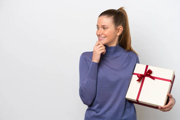 Young Caucasian Woman Holding Gift Isolated White Background Thinking Idea —  Fotos de Stock