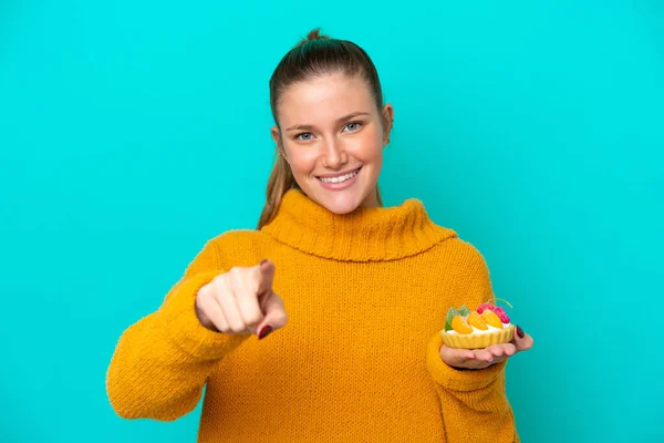 Young Caucasian Woman Holding Tartlet Isolated Blue Background Points Finger — Stock Fotó