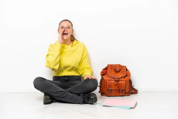 Giovane Studente Donna Caucasica Seduto Uno Pavimento Isolato Sfondo Bianco — Foto Stock