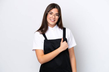 Restorandaki Brezilyalı garson kadın beyaz arka planda izole edilmiş bir şekilde baş parmak hareketi yapıyor.