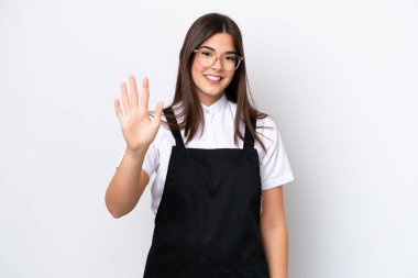 Restorandaki Brezilyalı garson kadın beyaz arka planda izole edilmiş, parmaklarıyla beşi sayıyor.