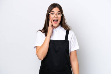 Restoran garsonu beyaz arka planda mahsur kalmış, şaşırmış ve şok olmuş bir yüz ifadesi var.