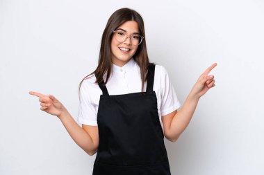 Restorandaki Brezilyalı garson kadın beyaz arka planda izole edilmiş, parmak uçlarını işaret ediyor ve mutlu.