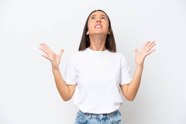 Beyaz arka planda izole edilmiş genç beyaz kadın bunalıma girdi.