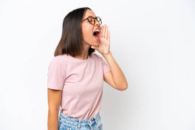 Beyaz arka planda izole edilmiş genç beyaz kadın ağzı sonuna kadar açık bağırıyor.