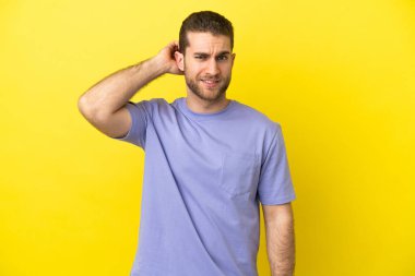 Sarışın yakışıklı, soyutlanmış, sarı bir geçmişi var. Şüpheleri var.