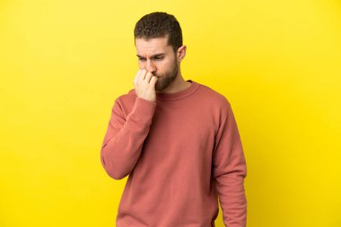 Sarışın yakışıklı, soyutlanmış, sarı bir geçmişi var. Şüpheleri var.