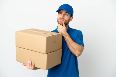 Teslimatçı beyaz arka planda kuşkuları var.