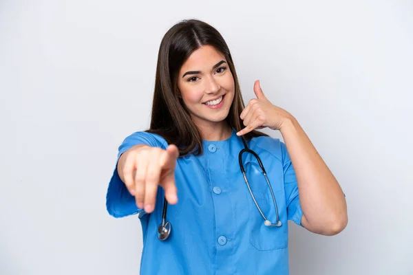 若いブラジルの看護師の女性は 携帯電話のジェスチャーを作り 前を指す白の背景に隔離 — ストック写真