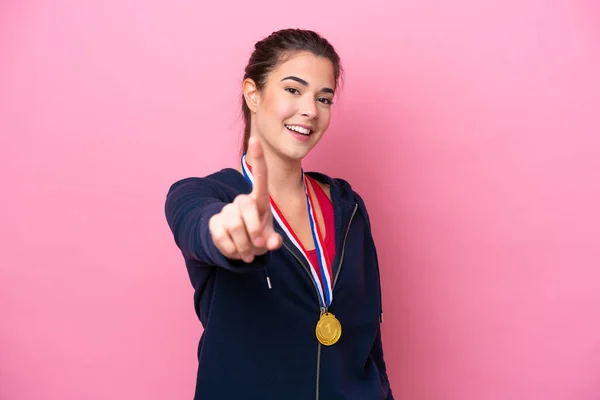 Young Brazilian Sport Woman Medals Isolated Pink Background Showing Lifting — Stock Photo, Image
