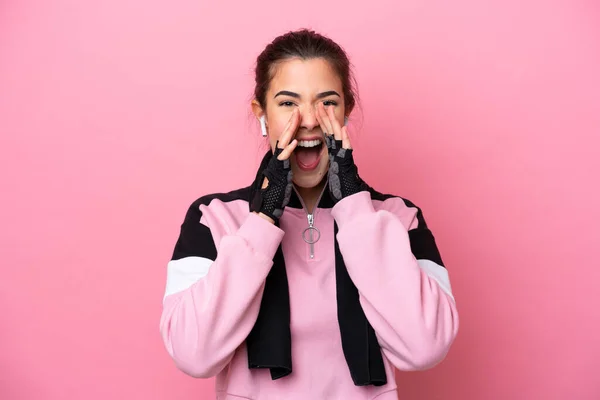 Young Sport Brazilian Woman Isolated Pink Background Shouting Announcing Something — ストック写真