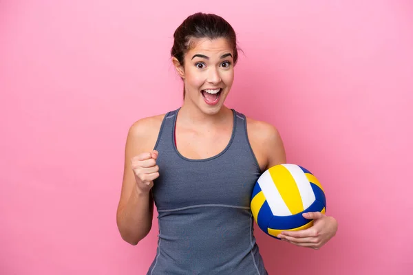 Молодая Бразильянка Играющая Волейбол Розовом Фоне Празднует Победу Позиции Победителя — стоковое фото