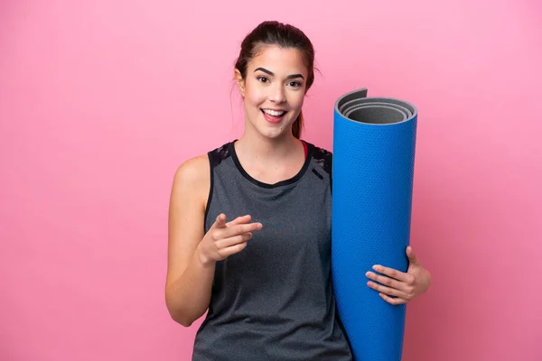 Young Brazilian Sport Woman Going Yoga Classes While Holding Mat — Stock Photo, Image