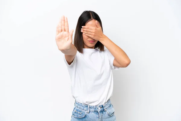 Ung Kaukasisk Kvinna Isolerad Vit Bakgrund Gör Stopp Gest Och — Stockfoto