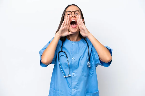 Jonge Chirurg Arts Vrouw Geïsoleerd Witte Achtergrond Schreeuwen Aankondigen Iets — Stockfoto