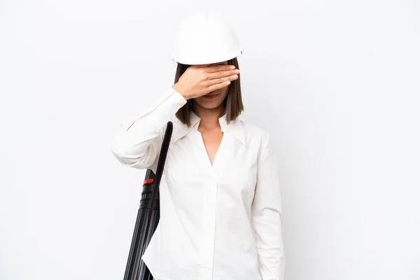 ヘルメットをかぶった若い建築家の女性と手で目を覆う白い背景に隔離された設計図を保持 何か見たくない — ストック写真