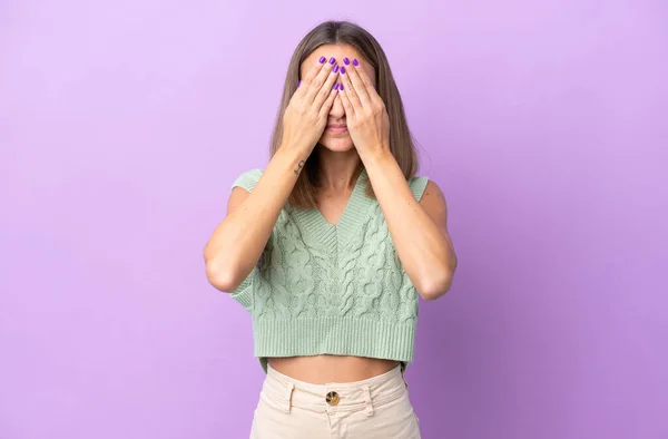 Jeune Femme Caucasienne Isolée Sur Fond Violet Couvrant Les Yeux — Photo