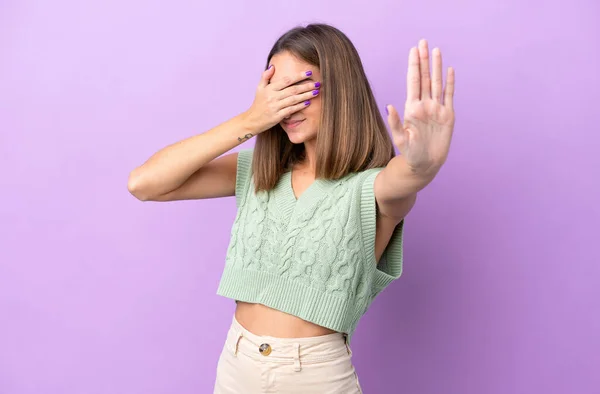 Mujer Joven Caucásica Aislada Sobre Fondo Púrpura Haciendo Stop Gesture — Foto de Stock