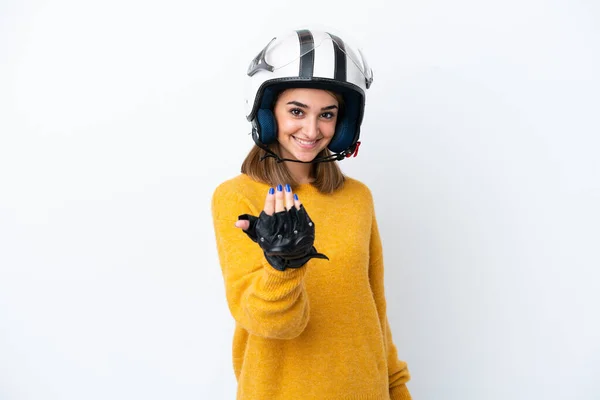 白い背景に手で来るために招待に隔離されたオートバイのヘルメットを持つ若い白人女性 来てくれて嬉しい — ストック写真